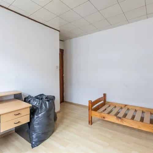 Ruime te renoveren woning met zonnige tuin en tal van mogelijkheden.