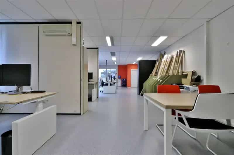 Kantoorruimte te huur met onthaal en 4 parkeerplaatsen