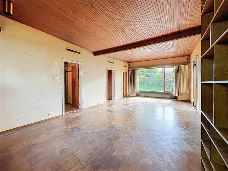 Te renoveren Bungalow 4 Gevels