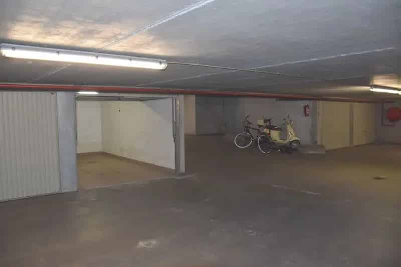 Ruime toegankelijke garagebox dichtbij het strand in Duinbergen