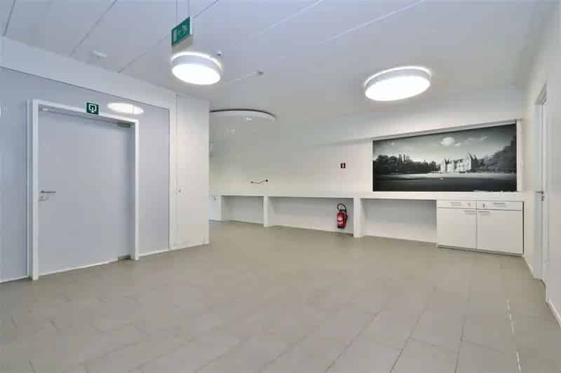Handelsgelijkvloers te centrum Dworp