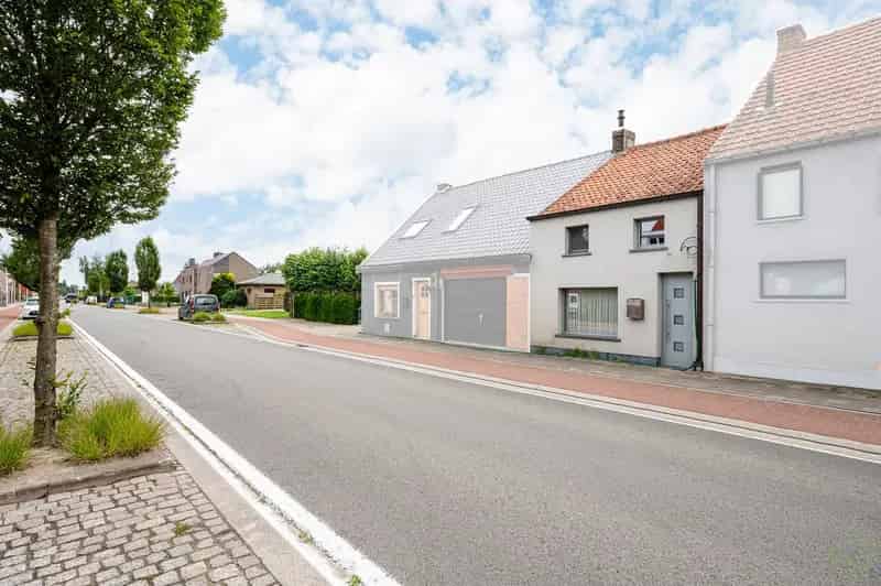 Te renoveren starterswoning te koop in Balgerhoeke met een verrassend ruime tuin!
