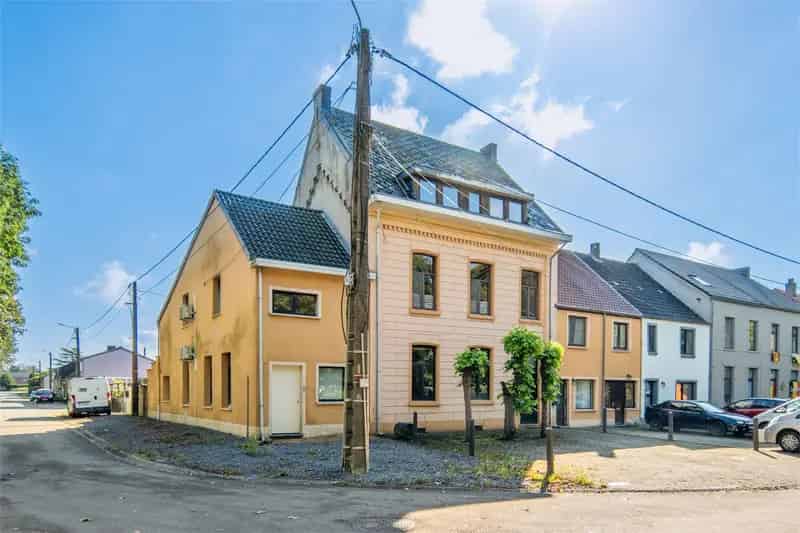 IDEALIS VASTGOED – ZEER RUIM KARAKTERISTIEK HERENHUIS TE WIJCHMAAL, PEER! Dit ruime herenhuis omvat maar liefst 198m² bewoonbare oppervlakte op een perceel van 4a83ca met maar liefst 3 volwaardige verdiepingen nog volledig naar wens in te richten! Vroeger deed het dienst als hotel, namelijk “hotel-restaurant Croymans”. Uiterst geschikt voor kandidaten op zoek naar een op te frissen woning met veel mogelijkheden.