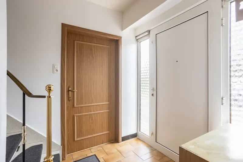 Gezinswoning met 4 slaapkamers, tuin en achteruitweg
