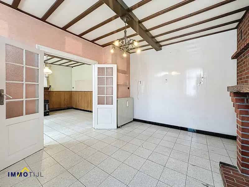 Te renoveren woning met zuidwestgerichte tuin!