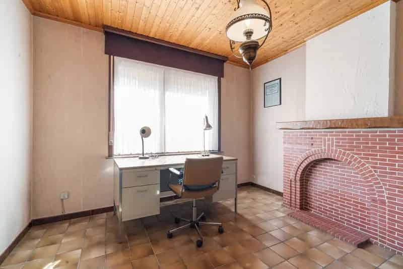 Ben je op zoek naar een te renoveren woning met tal van mogelijkheden? Zoek niet verder! Deze woning gelegen in de Smesweg is zeker iets voor jou! 

Indeling gelijkvloers:
- Inkomhal
- Bureau
- Woonkamer
- Keuken
- Badkamer met douche

Indeling eerste ver