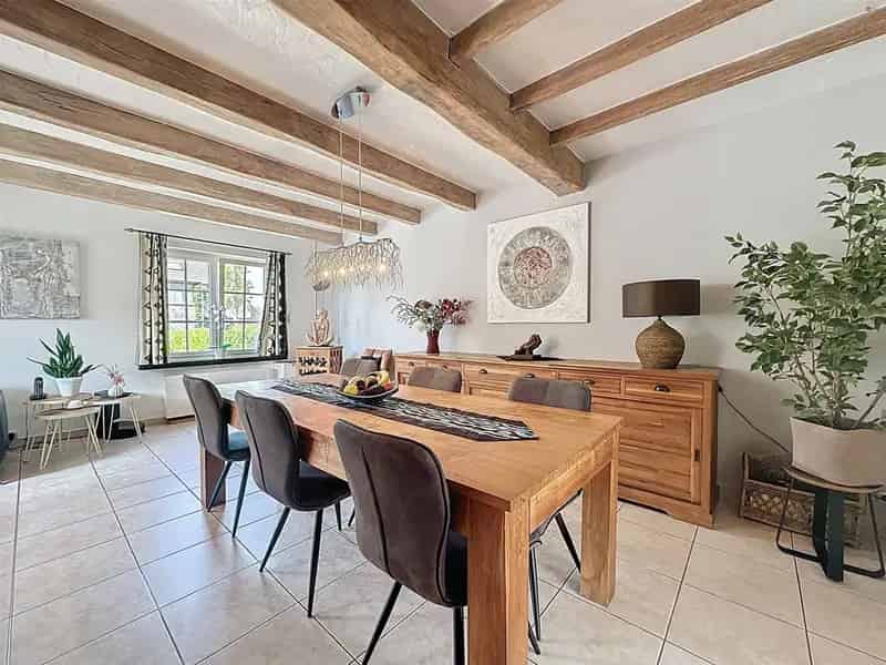 Rustig gelegen, instapklare, half open bebouwing met 5 slaapkamers, garage op perceel van 465m²!