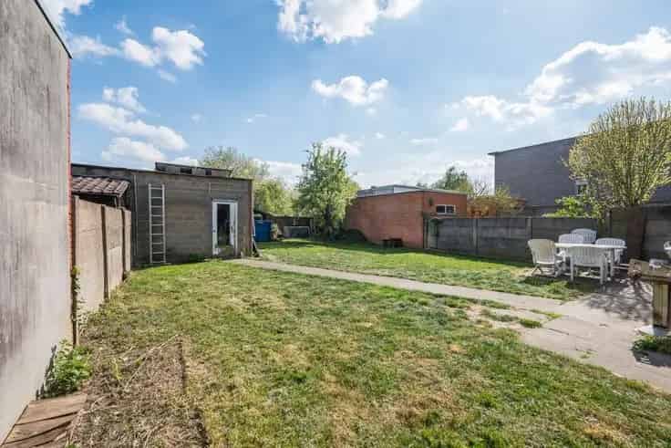 Huis Te Koop Schoten: Ruime Halfopen Bebouwing met Tuin en Garage