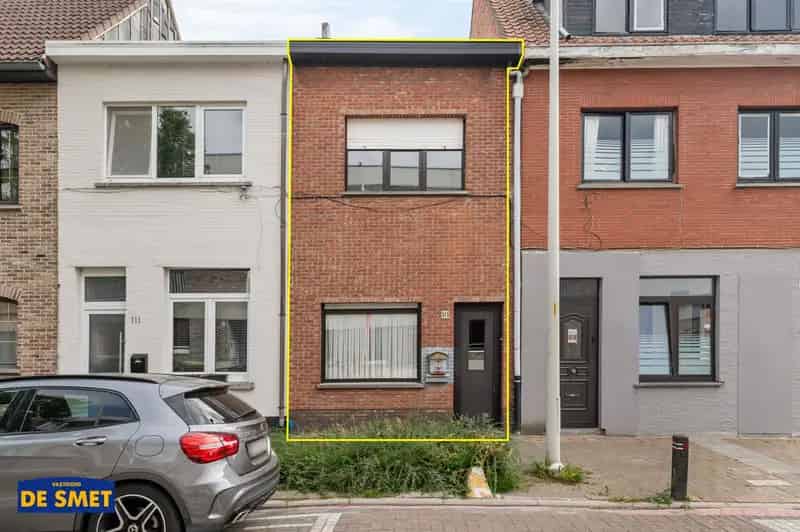 Volledig te vernieuwen/af te breken rijwoning zonder tuin