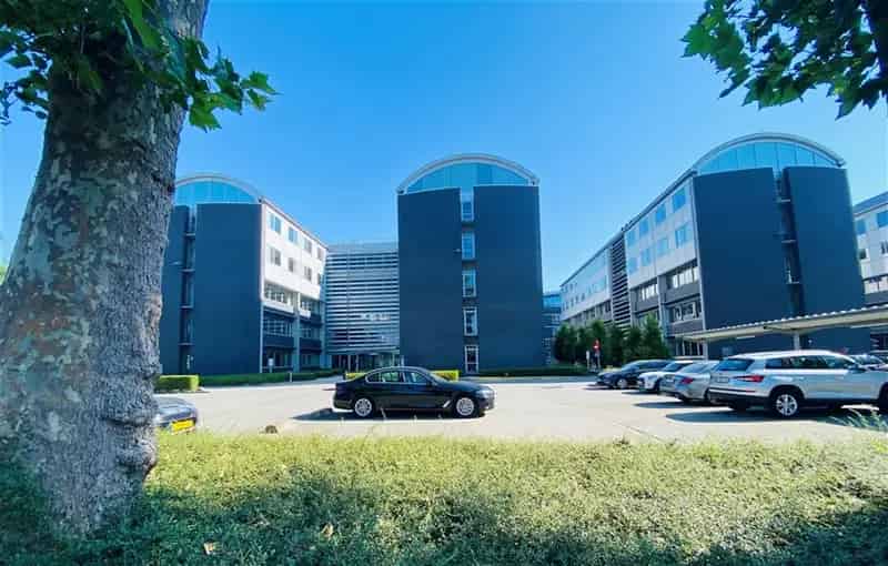 Nabij E40 en R4 kantoren beschikbaar tussen 142 m² en 415m²