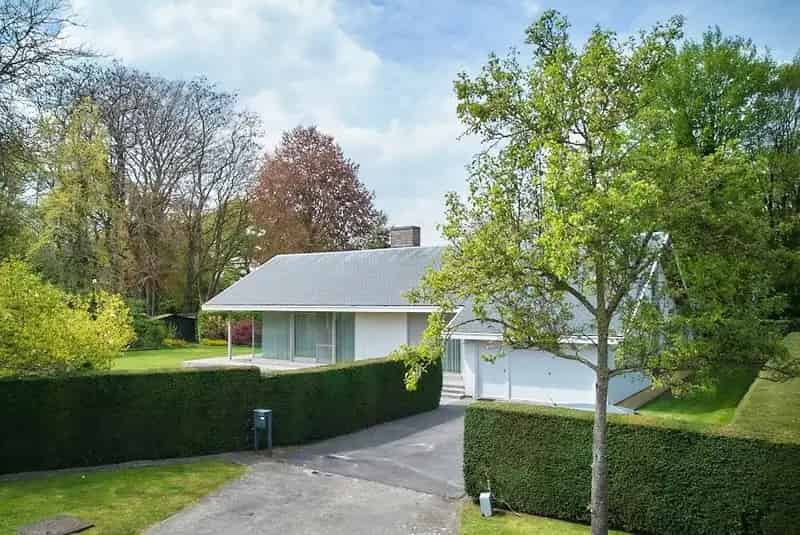 VERKOCHT. Bijzondere villa met grote tuin van het architectencollectief Konstrukto