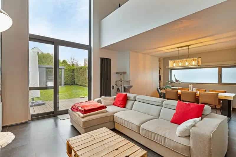 Moderne woning met garage gelegen in Peutie