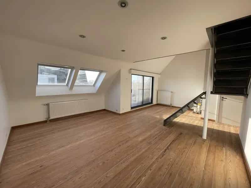 EREMBODEGEM - Gerenoveerd appartement in het centrum.