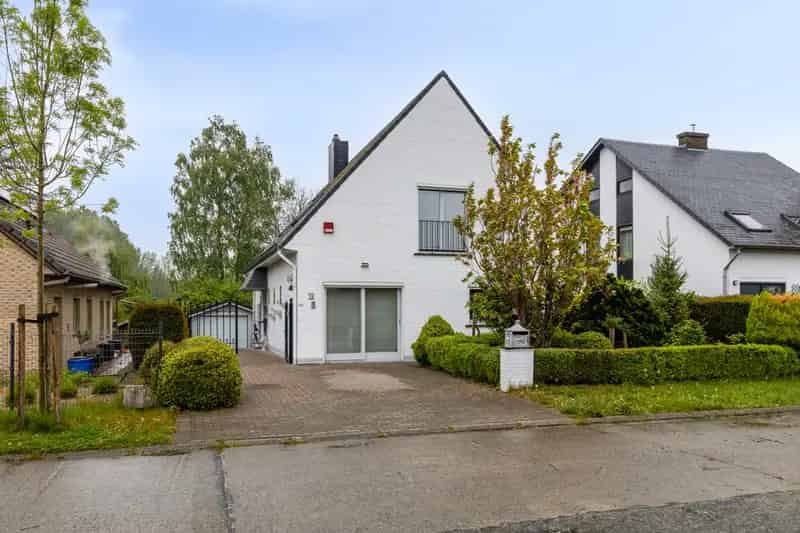 Instapklare villa in doodlopende straat aan natuurgebied!