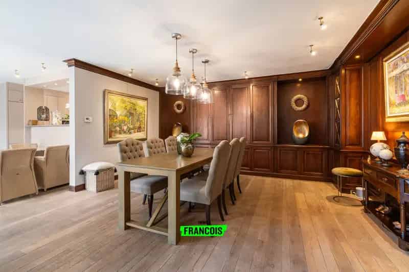 Instapklare woning met handelsruimte te koop in centrum Sleidinge.