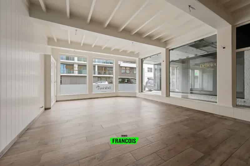Unieke eigendom met handelspand én ruim duplex-appartement te Mariakerke (Oostende)