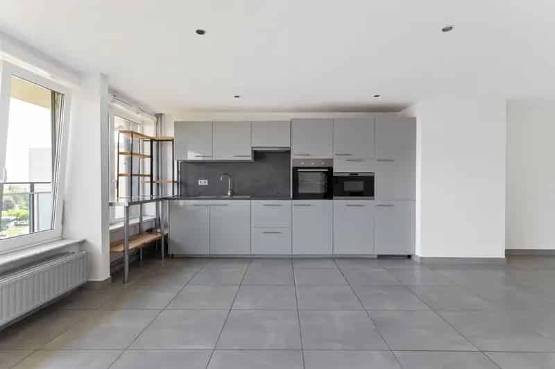 Hypermodern 2slpk-appartement op de 13de verdieping te Koningin Fabiolapark!