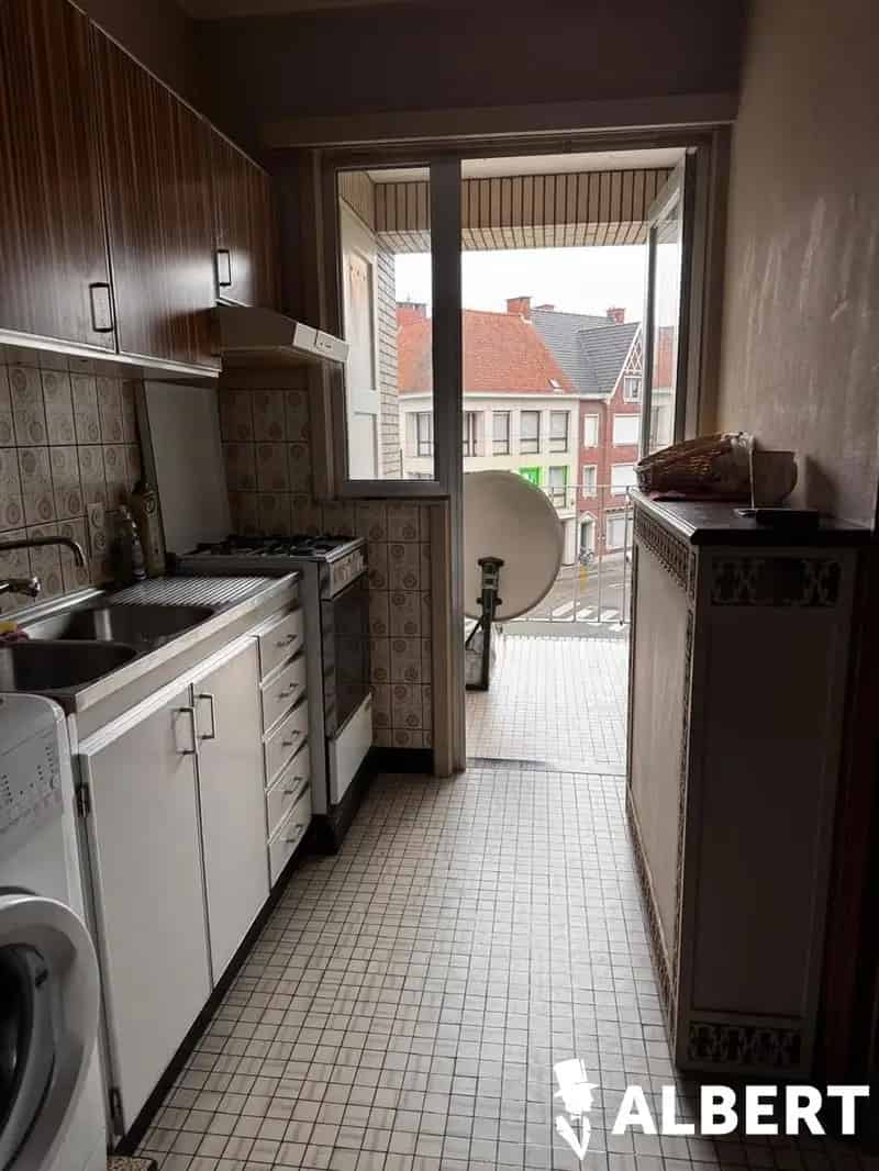 Ontdek dit lichtrijk appartement op de tweede verdieping in het centrum van Roeselare. 

De indeling is als volgt: 
. Ruime inkomhal
. Woonkamer
. Keuken met balkon
. Badkamer
. BergingR
. Garage 

De voornaamste pluspunten van de woning zijn:
+ Goede lig
