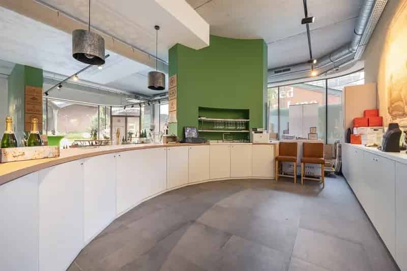 Commerciële hoekligging in prachtige building
