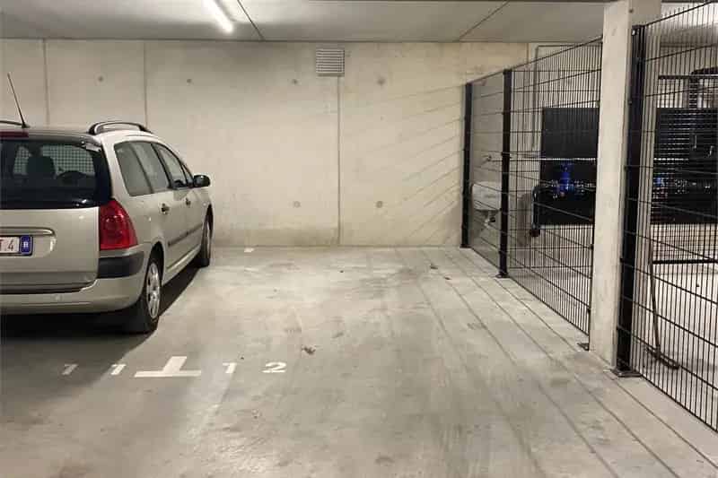 Ruime ondergrondse autostaanplaats in een volledig vernieuwde garage