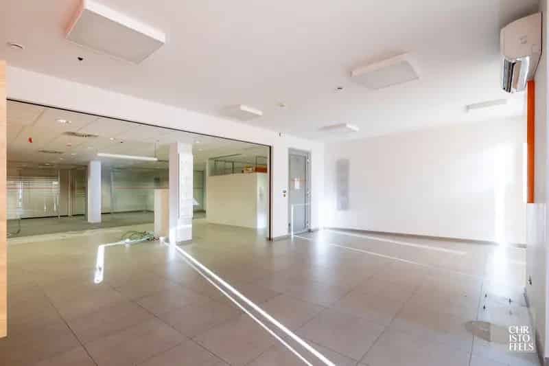 Commerciële ruimte (271m²) mét parkeergelegenheid op een strategische locatie in Lanaken!