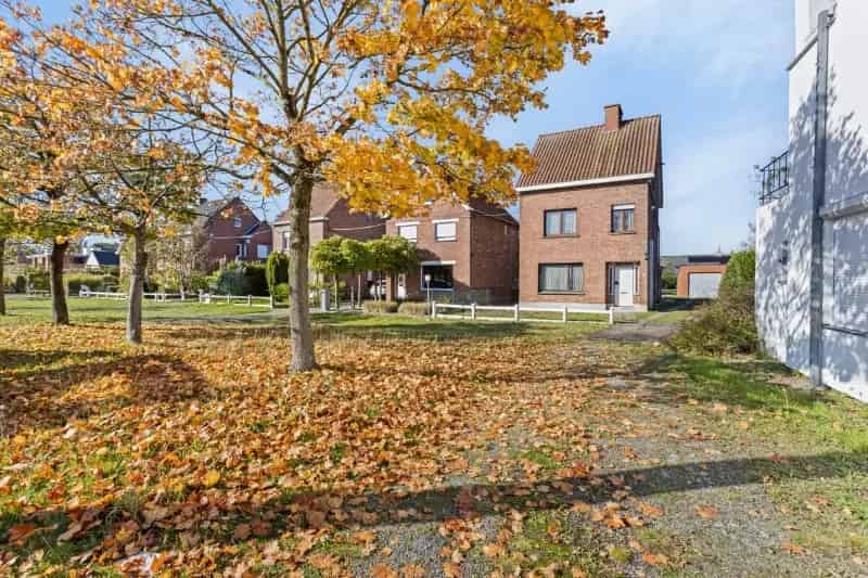 Huis te huur te renoveren met tuin en bijgebouwen