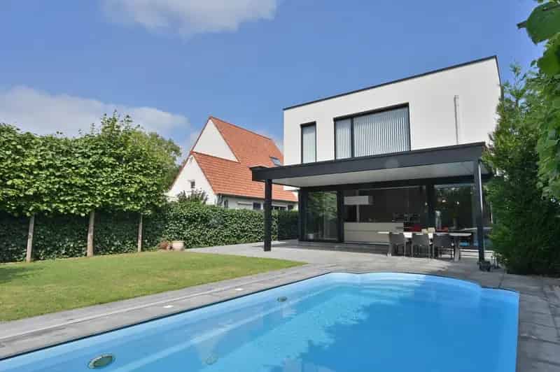 Moderne woning uit 2013 met 3 slaapkamers, 2 badkamers en buitenzwembad, gelegen in het mooie Meeswijk