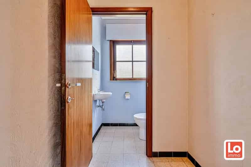 VERKOCHT! Volledig te renoveren gelijkvloerse prefabwoning met inpandige garage op een makkelijk bereikbare locatie tussen Laarne en Lochristi!