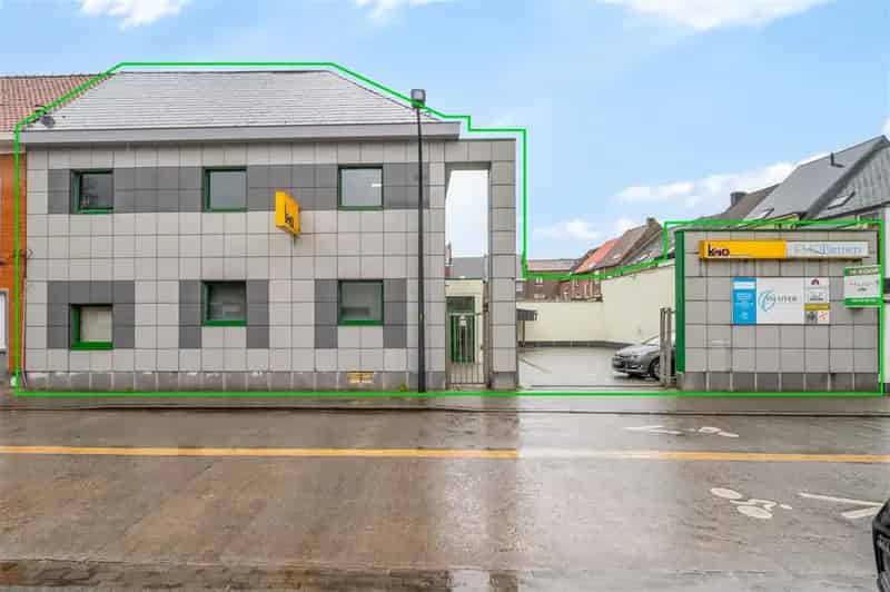 Kantoorgebouw met bruikbare vloeroppervlakte van 900m² en vijf parkeerplaatsen te Aalst