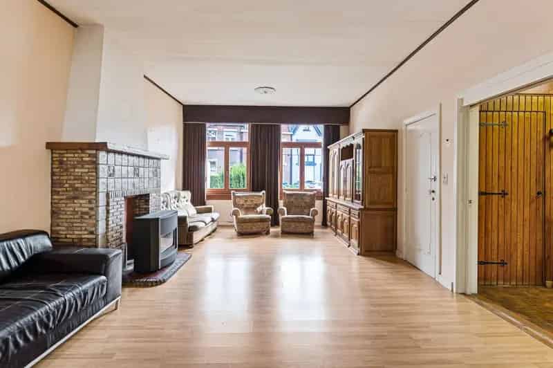 Kortom: gezinswoning met 3 à 4 slaapkamers, veel charme en renovatiemogelijkheden op een absolute toplocatie in Berchem!