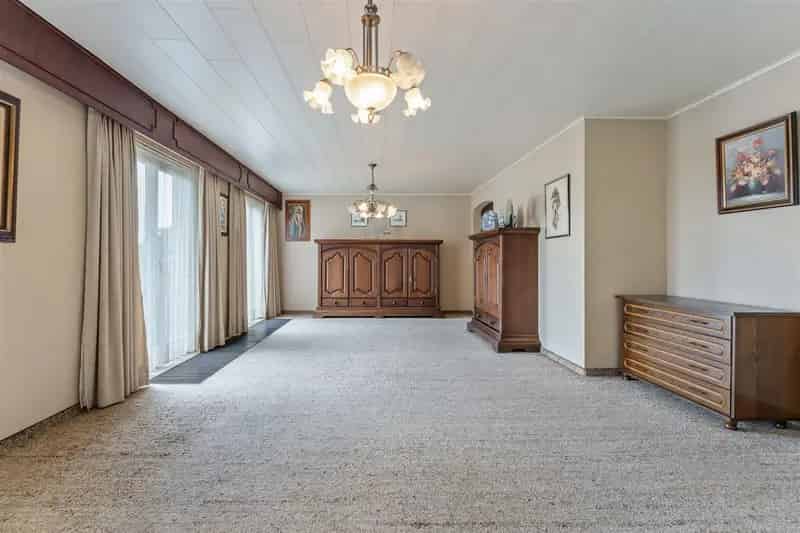 ZEER GOED ONDERHOUDEN GELIJKVLOERSE WONING MET 3 TOT 4 SLAAPKAMERS OP EEN RUIM PERCEEL VAN 10A33CA TE OOSTHAM