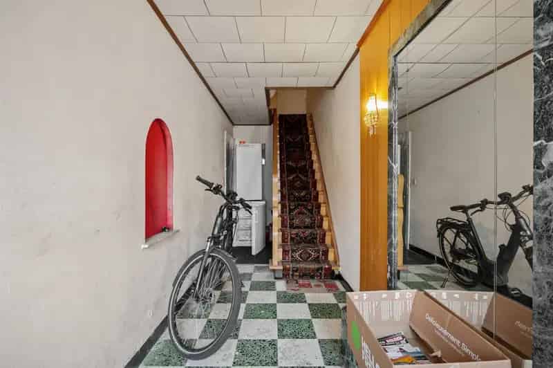 Woning opgedeeld in twee te renoveren appartementen te koop!