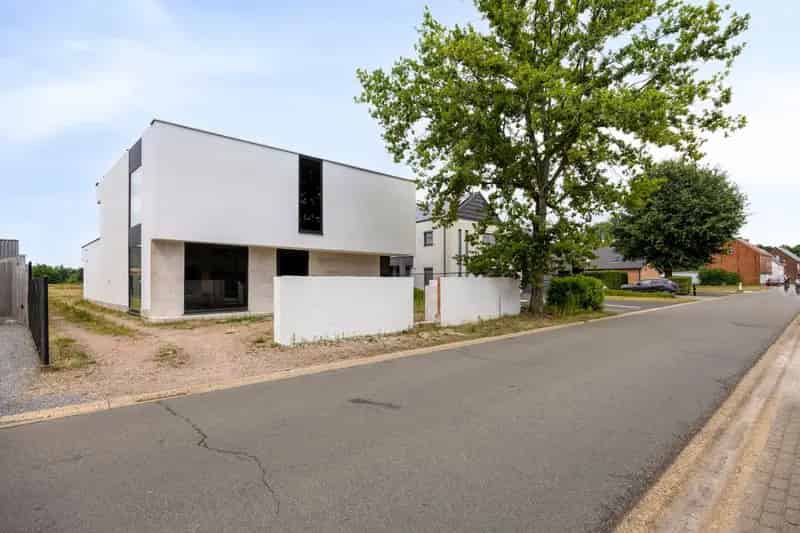 Moderne nieuwbouw villa met strak design – nog verder af te werken naar eigen smaak!