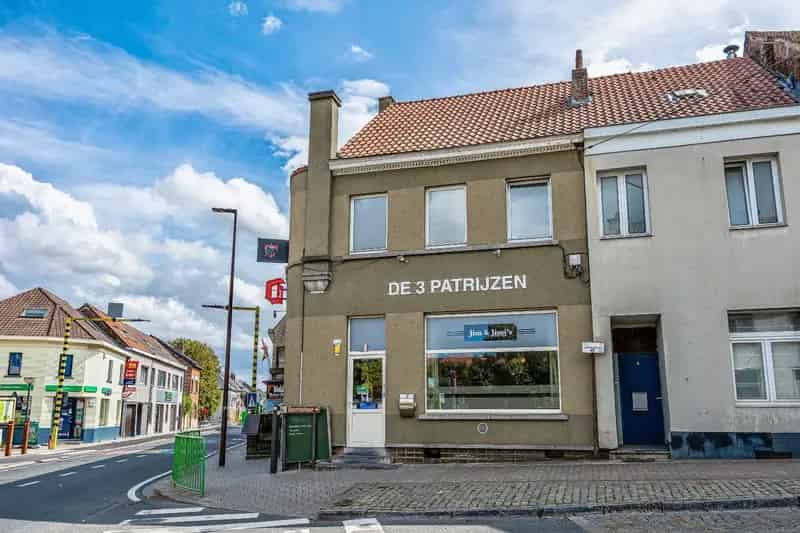 Veelzijdige opbrengsteigendom met café, appartement en topligging in Dworp