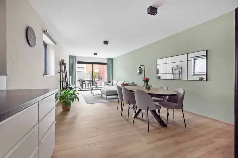 Lichtrijk gelijkvloers appartement met zonnig terras
