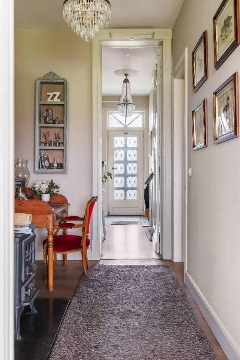 Je kan deze unieke, maar vooral imposante villa vinden vlakbij de zee en het strand van Middelkerke (Westende). Dit uiterst charmante gebouw ligt in een rustige, residentiële wijk, op wandelafstand van enkele leuke restaurants, de vernieuwde surfclub en a