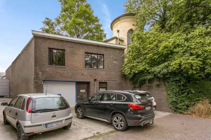 Ruim magazijn met appartement te koop – Centrum Oudenaarde!