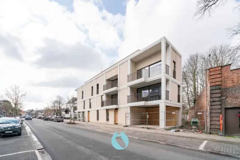 Green Square presenteert u 35 nieuwbouwappartementen en een winkelpand, letterlijk ónder de Kerktoren van Sleidinge. - Appartement te koop