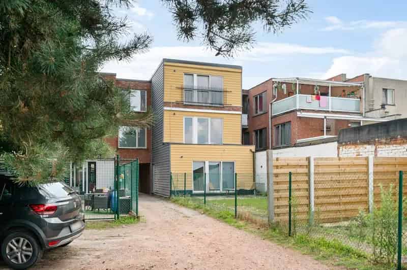 Interessante opbrengsteigendom bestaande uit 3 appartementen en 3 garages