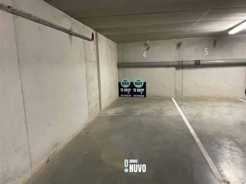 1 ondergrondse binnenstaanplaats te koop op gunstige ligging!