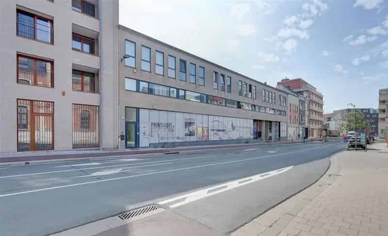Ruim en licht kantoor met eigen parkeerplaatsen