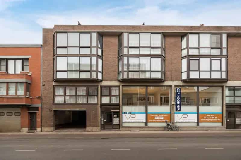 Kantoor of showroom met 20 autostaanplaatsen
