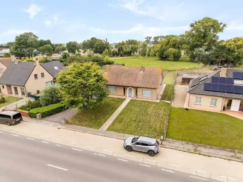 Ruime woning met 3 slaapkamers, ruime tuin en garage.