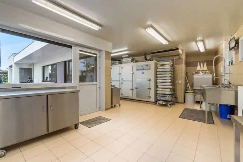 Handelspand (bakkerij) met woning (4slps)!