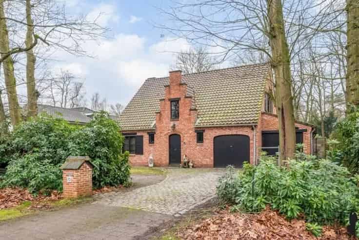 Villa te Koop: Charmante Familievilla 1154m²