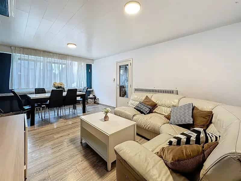 Gezinswoning met 4 slaapkamers en garage op rustige locatie!