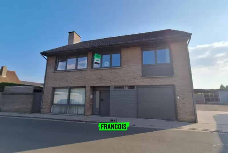 Alleenstaande woning met 5 slaapkamers tuin, garage en staanplaats in hartje Poperinge.