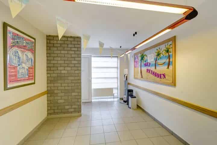 Commercieel pand met duplex appartement in Zemst