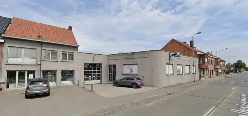 Ruim bedrijfsgebouw met centrale ligging in het centrum van Deerlijk