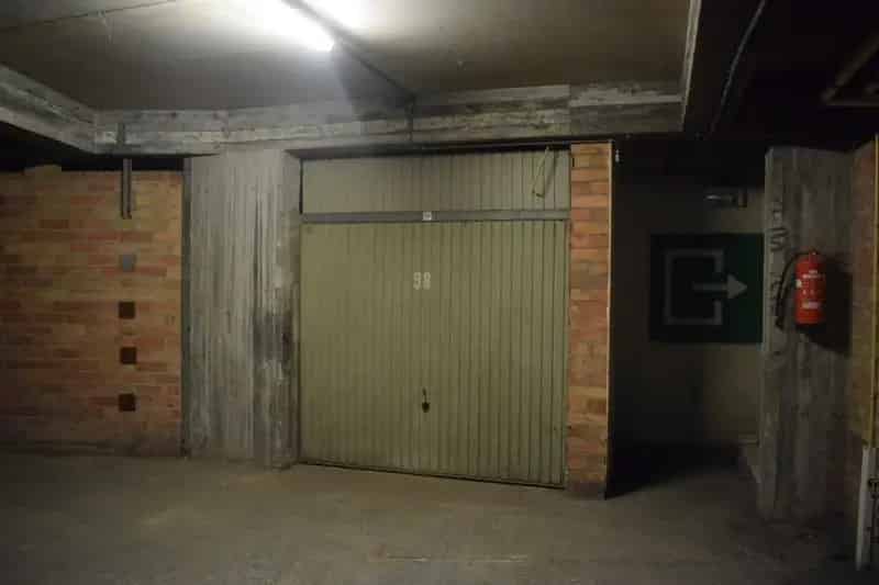 Zeer ruime garage te koop!